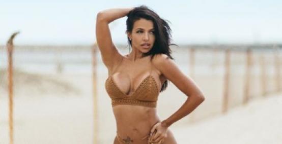 Vida Guerra kusi wdziękami w bikini